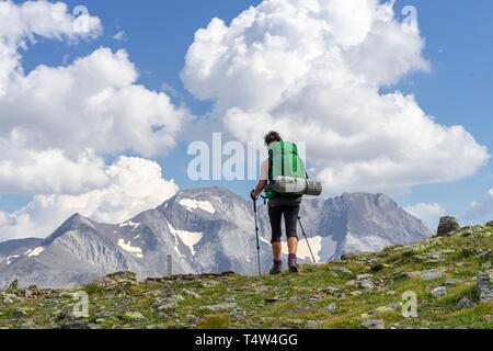 Escursionista frente al pico Posets, 3371 mts, Valle de Añes Cruces, Parque natural Posets-Maladeta, Huesca, cordillera de los Pirineos, Spagna. Foto Stock