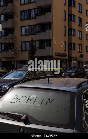 La parola "Berlino' scritto in polvere su di un'auto parabrezza posteriore a Berlino, Germania. Foto Stock