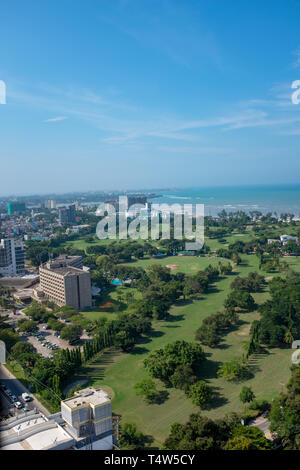 Una vista da un alto punto di vantaggio della skyline e oceano di Dar Es Salaam, la capitale e porto principale in Tanzania, Africa orientale, nei primi mesi del 2018 Foto Stock