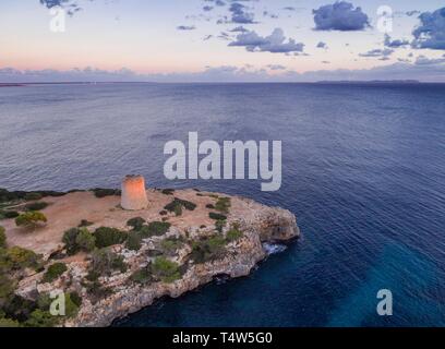 Torre di Cala Pi, sedicesimo secolo, utilizzato per difendere l'ingresso alla baia, Cala Pi, Maiorca, isole Baleari, Spagna, Europa. Foto Stock