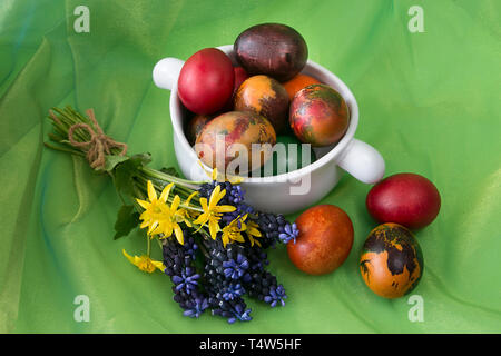 Colore di uova di Pasqua in colori pastello e fiori Foto Stock