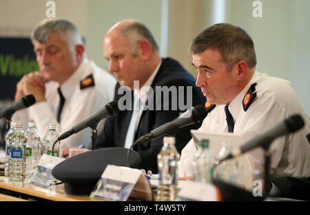 Garda Commissario ha attirato Harris (a destra) durante una riunione in pubblico con le autorità di polizia presso il Castello di Dublino. Foto Stock