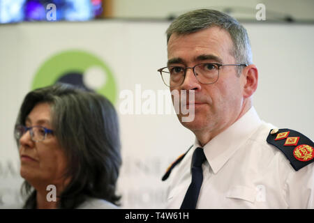 Garda Commissario ha attirato Harris e Presidente della autorità di polizia Josephine Mark in occasione di una conferenza stampa a seguito di una riunione in pubblico presso il Castello di Dublino. Foto Stock