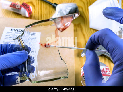 Esperto di polizia diventa campione di sangue dalla rottura di un vaso di vetro in laboratorio Criminalistic, immagine concettuale Foto Stock