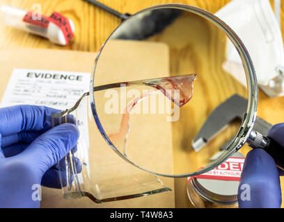 Esperto di polizia diventa campione di sangue dalla rottura di un vaso di vetro in laboratorio Criminalistic, immagine concettuale Foto Stock