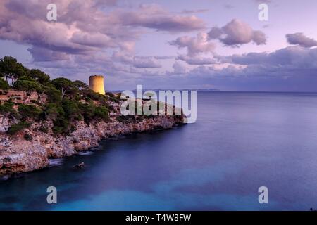 Torre di Cala Pi, sedicesimo secolo, utilizzato per difendere l'ingresso alla baia, Cala Pi, Maiorca, isole Baleari, Spagna, Europa. Foto Stock