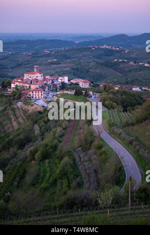 Piccolo villaggio Šmartno sulla mattina presto tra i vigneti in produzione vinicola della regione Brda in Slovenia vicino alla frontiera con l'Italia in Europa Foto Stock