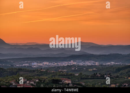 Vista sui vigneti nella regione del vino Brda su sunrise per la città di Nova Gorica con Alpi Giulie e del Tricorno Nazione Park in Slovenia vicino al confine Italia nell UE Foto Stock