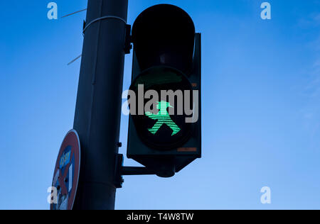 Ampelmann verde su un attraversamento pedonale a Berlino, Germania. Foto Stock