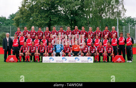 Leverkusen, Germania 15.7.2001, calcio: presentazione della squadra della Bundesliga tedesca Club Bayer 04 Leverkusen --- indietro riga da sinistra: Thomas KLEINE, Jens NOWOTNY, Carsten RAMELOW, Paulo Rink, Michael ZEPEK, Thorsten BURKHARDT, Marko BABIC, Dimitar BERBATOV, Zoltan SEBESCEN, Jurica VRANJES, MARQUINHOS, Lucio, Michael Ballack, Thomas centro di BRDARIC fila da sinistra:: Trainer Klaus TOPPMOELLER, Co-Trainer Peter Hermann, Betreuer Hans BLUM, Betreuer Harald WOHNER, Physiotherapeut fino al ROTHWEILER, Physiotherapeut Frank VETRO, miglio, BOZIC Huezeyfe GOGA, Diego PLACENTE, Ze Roberto, Thorsten WITTEK, Physiothe Foto Stock