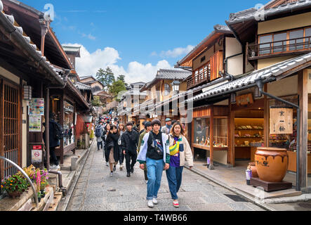 Kyoto, Giappone. Tradizionali edifici giapponesi su Ninen-zaka, una strada nel sud del distretto di Higashiyama di Kyoto, Giappone Foto Stock