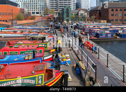 Narrowboats ormeggiato a Gas Street Basin sulla Worcester e Birmingham Canal a Birmingham, West Midlands, England, Regno Unito Foto Stock