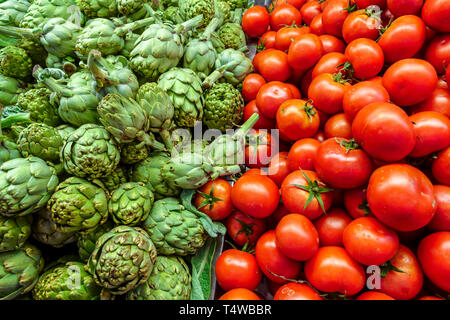 Mercato vegetale, pomodori carciofi Spagna mercato agricolo carciofi Foto Stock