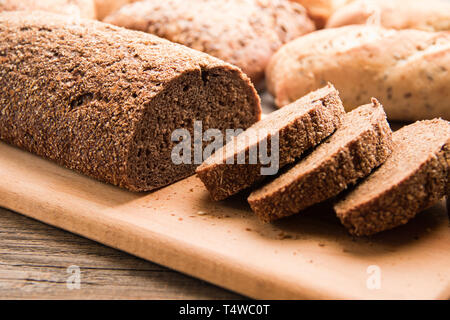 Il grano saraceno a fette di pane su una tavola di legno Foto Stock