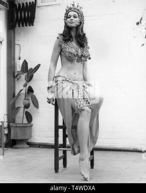 Valerie Leon come Regina Tera sangue da la mummia della tomba di 1971 sul set candida direttore Seth Holt romanzo di Bram Stoker Hammer Film / FILM EMI Foto Stock