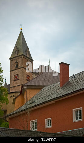 Eisenerz e la Pfarrkirche St. Oswald, la più grande chiesa fortificata in Stiria Foto Stock