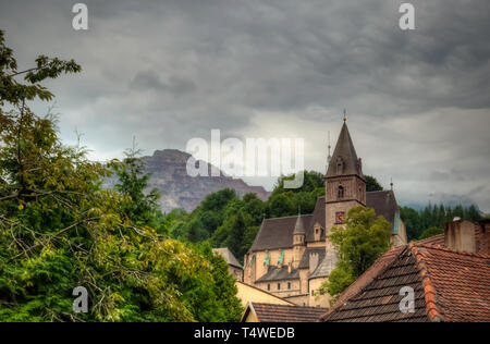 Eisenerz e la Pfarrkirche St. Oswald, la più grande chiesa fortificata in Stiria Foto Stock