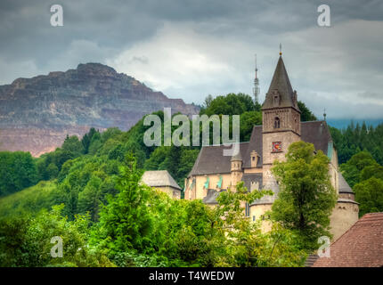 Eisenerz e la Pfarrkirche St. Oswald, la più grande chiesa fortificata in Stiria Foto Stock