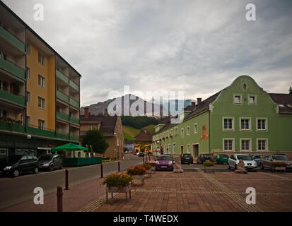 Eisenerz e la Pfarrkirche St. Oswald, la più grande chiesa fortificata in Stiria Foto Stock