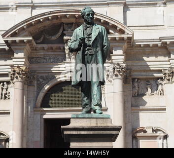 Alessandro Manzoni statua in San Fedele square, Milano, Italia. Foto Stock