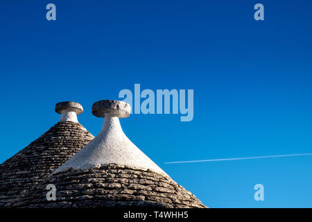 Cupole di Trulli, tradizionali case costruite con pietre a secco e tetto conico, Alberobello, Sito Patrimonio Mondiale dell'UNESCO, Valle d'Itria, piccola cittadina vicino a Bari Foto Stock