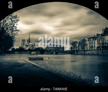 La cattedrale di Notre Dame in tonalità seppia da sotto il Pont de la Tournelle Foto Stock