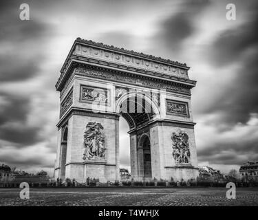 In bianco e nero lunga esposizione dell'arco di trionfo a Place de Charles de Gaulle di Parigi Foto Stock