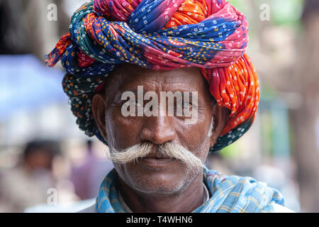 Ritratto di un baffi di Rajasthani uomo con turbante colorato, in Sabzi Mandi,mercato ortofrutticolo, Bundi Mercato, Bundi, stato del Rajasthan, India. Foto Stock