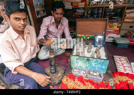 I fornitori di giovani in un profumo ed essenza workplace in Bundi Mercato, Bundi, stato del Rajasthan, India. Foto Stock