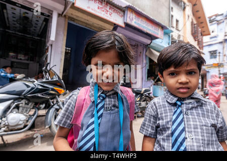 Ritratto di un giovane studente di Rajasthani boy e ragazze in Bundi, stato del Rajasthan, India. Foto Stock