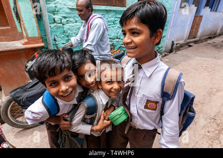 Ritratto di un giovane studente di Rajasthani boys in Bundi, stato del Rajasthan, India. Foto Stock