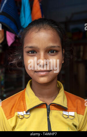 Ritratto di un giovane studente di Rajasthani ragazza di Bundi, stato del Rajasthan, India. Foto Stock