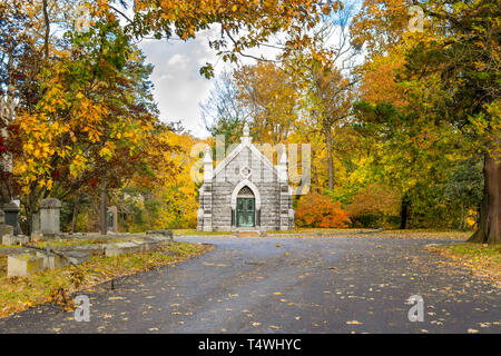 Piccolo mausoleo di Sleepy Hollow cimitero circondato da autunnale di caduta delle foglie, Upstate New York, NY, STATI UNITI D'AMERICA Foto Stock