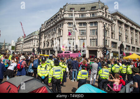 Londra REGNO UNITO 17 Apr 2019. La Ribellione di estinzione attivista ambientale a Oxford Circus. Foto Stock
