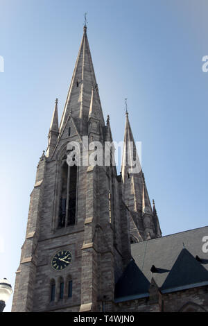 Francia, Strasburgo - 18.10.2017. La torre della cattedrale in stile gotico. La cattedrale di Strasburgo (StraЯburger Mьnster, Notre Dame) Foto Stock