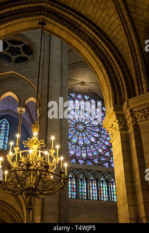 Lampadario e dettagli architettonici all'interno della cattedrale di Notre Dame di Parigi Francia Foto Stock