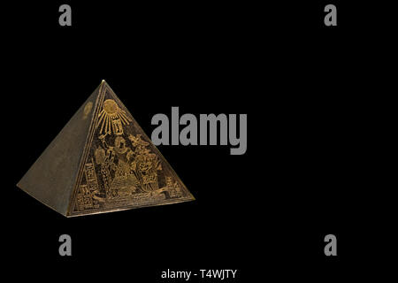 Figurina di piramide egizia con copia di sfondo spazio Foto Stock