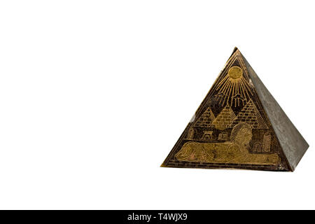 Figurina di piramide egizia con copia di sfondo spazio Foto Stock