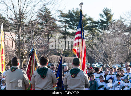 Garden City NY, Stati Uniti d'America - 24 Marzo 2018: Il Boy Scouts of America presentando i colori all'inizio della speranza di domani Foundation 5K fundraiser gara Foto Stock