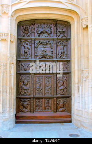 Incorniciato fenestra in gotico medievale, romanico e architettura classica - elemento Window: Window trimmer, rivestimento gomito, casement Foto Stock