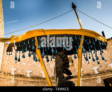 "Rainy Taxi" di Salvador Dalí si trova nel cortile del Teatro-Museo Dalí a Figueres, in Spagna. Pioggia artificiale gocciola dal tetto giallo del veicolo su due manichini all'interno. Dalí fece ricostruire il teatro della città, distrutto nella guerra civile spagnola, come museo, che aprì nel 1974. Foto Stock