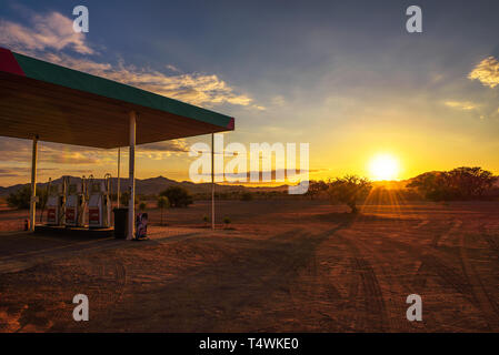 Puma gas station si trova su una strada sterrata nel deserto del Namib presso sunrise Foto Stock