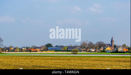 Skyline del villaggio di Rucphen, un piccolo villaggio rurale nel Brabante Settentrionale, Paesi Bassi, vista dal pascolo Foto Stock