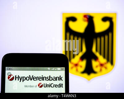 In questa illustrazione della foto di un brand Hypovereinsbank di UniCredit Bank Aktiengesellschaft logo che si vede visualizzato su un telefono intelligente Foto Stock