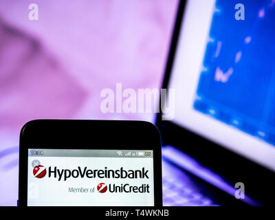 In questa illustrazione della foto di un brand Hypovereinsbank di UniCredit Bank Aktiengesellschaft logo che si vede visualizzato su un telefono intelligente Foto Stock