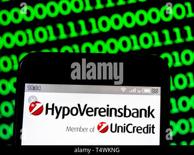 In questa illustrazione della foto di un brand Hypovereinsbank di UniCredit Bank Aktiengesellschaft logo che si vede visualizzato su un telefono intelligente Foto Stock