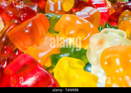 Pila di deliziosi e colorati di Gummy Bears candy. Marco colpo di Gummy Bear caramelle gommose Foto Stock