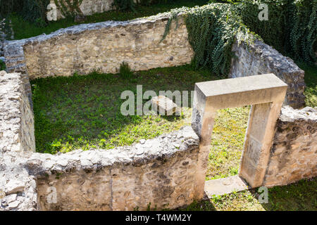 Il Parco Archeologico di Scarbantia, Sopron, Ungheria. Antiche vestigia romane di edifici accanto alla strada di colore ambra Foto Stock