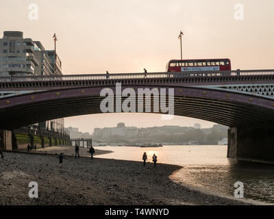 Double Decker bus su Blackfriars Bridge sul fiume Tamigi a Londra, Inghilterra. Foto Stock