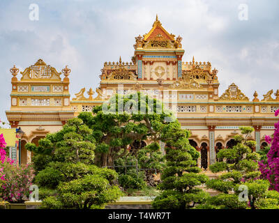 Il Vinh Trang tempio, Chua Vinh Trang, in My Tho, regione del Delta del Mekong del Vietnam. Il tempio fu originariamente costruito durante la metà del XIX Foto Stock